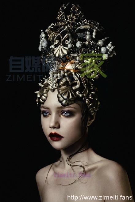 经典文案|单人脱口文案-哪里有什么老天的眷顾，所谓的幸运和成功源于你自身的努力和付出，请记住：你现在多走的每一步都在拉开你与别人的距离，要做，就做生活的强者。-自媒体之家